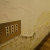 Infiltrazione muro camera, macchia gialla dal battiscopa 2m(l)x35cm(a)