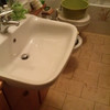 Piccolo bagno (circa 4 mq2 x 3 m altezza); ristrutturazione completa con resina oppure solo cambio vasca e sistemazione pareti e soffitto con muffa