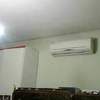 Pulizia pareti in alto vicino soffitto e passaggio antimuffa