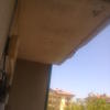 montaggio di tenda da sole sul balcone