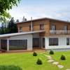 Casa di legno con chiabinin mano