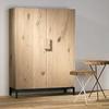 Armadio in legno semplice e lineare