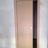 Pitturare delle porte nuove di bianco