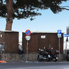 Quattro cabine da spiaggia su un lungomare davanti a dei minikart per bambini e ad un minigolf
