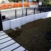 Giardino con erba sintetica