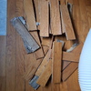 Sistemare un pezzetto di parquet e levigare e verniciare il resto