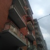 Installazione tenda parasole su balcone lato strada