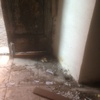 Un cancello di accesso su strada per locale adibito ad abitazione + una porta a vetri interna di accesso al locale della stessa ampiezza del cancello posta a 60 cm